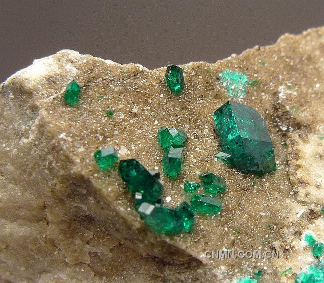 翠铜矿Dioptase：绿色光芒